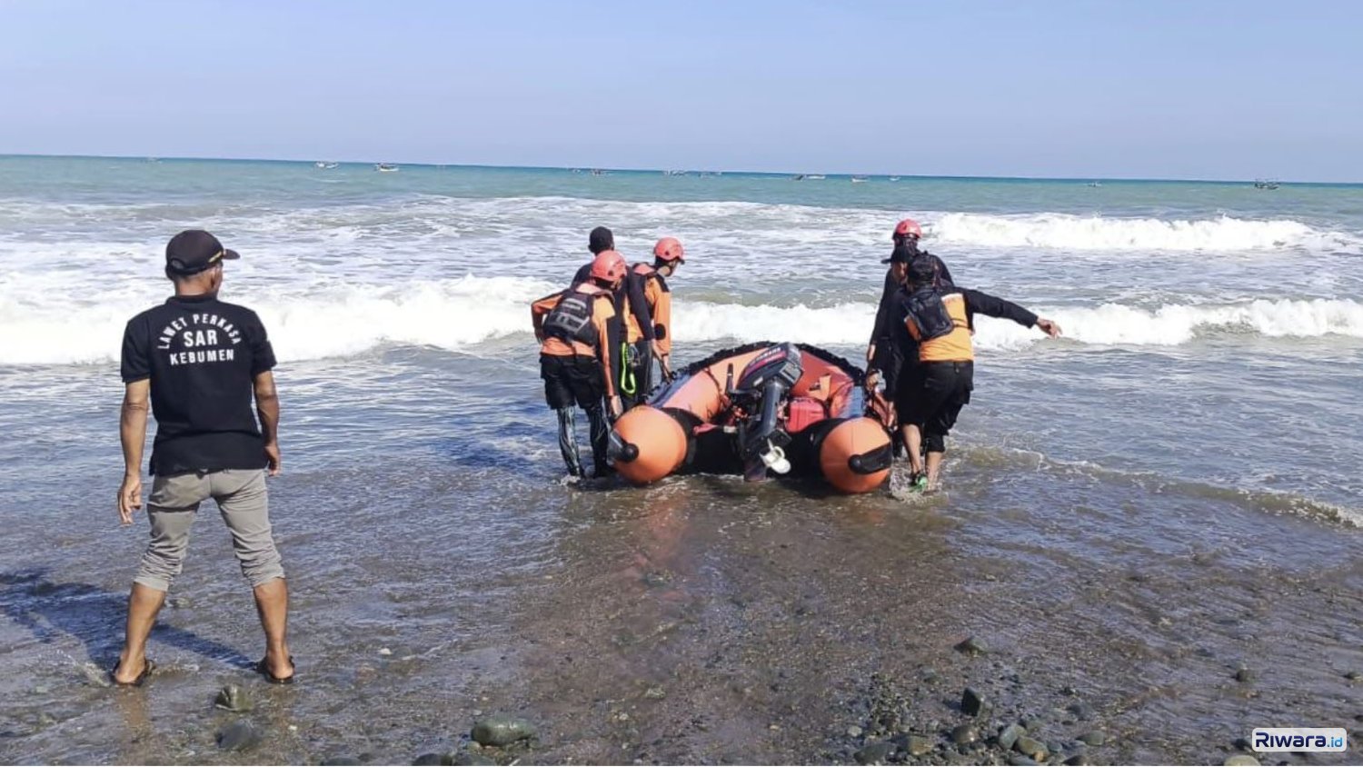 SAR gabungan menggunakan perahu karet untuk mencari seorang remaja yang terseret ombak di Pantai Ayah Kebumen